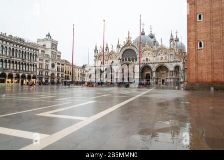 Der Markusplatz in Venedig bei schlechtem Wetter und hoher Flut, Venedig/Italien Stockfoto