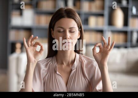 Ruhige, eingedenk junge Frau, die Stress am Arbeitsplatz bewältige. Stockfoto