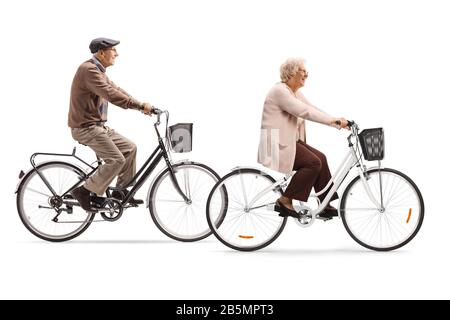 Ältere Männer und Frauen, die mit Fahrrädern unterwegs sind, isoliert auf weißem Hintergrund Stockfoto