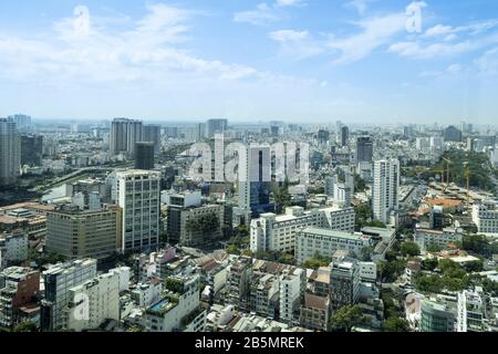 Die Skyline von Ho-Chi-Minh-Stadt (Saigon) zeigt neu erbaute Wolkenkratzer und Baustellen Stockfoto