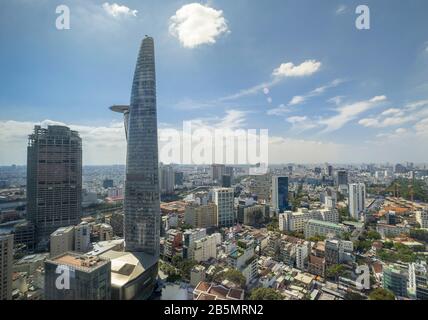 Die Skyline von Ho-Chi-Minh-Stadt (Saigon) zeigt neu erbaute Wolkenkratzer und Baustellen Stockfoto