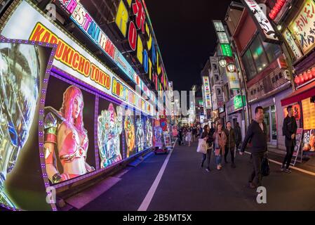 Touristen bei Nacht vor dem Robot Restaurant, Kubukicho Unterhaltungsviertel, Shinjuku, Tokio, Japan Stockfoto