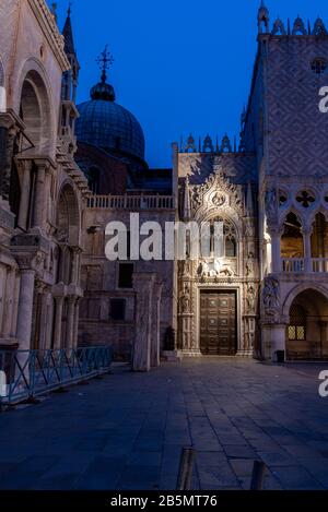 Porta della Carta am frühen Morgen, Venedig/Italien Stockfoto