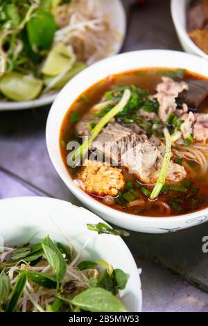 Vietnam. Bun Bo Hue, eine würzige Rinderbrühe aus der zentralvietnamesischen Stadt Hue Stockfoto