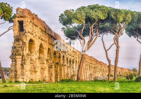 Ruinen der legendären Parco degli Acquedotti, Rom, Italien. Der öffentliche Park nach der 7 antiken Aquädukte, gehen durch es benannt Stockfoto