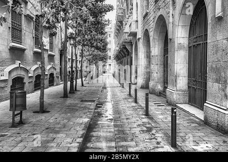 Malerische Straße im alten Viertel La Ribera im Zentrum von Barcelona, Katalonien, Spanien Stockfoto