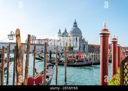 Blick auf Santa Maria della Salute im Stadtteil Dorsoduro vom Bezirk San Marco, Venedig/Italien Stockfoto