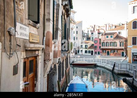 Altes Schild mit der Richtung Rialtobrücke im Cannaregio Viertel, Venedig/Italien Stockfoto