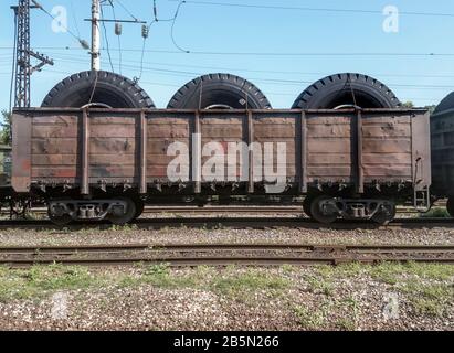 Transport der Räder für schwere Lastkraftwagen in einem Wagen mit der Schiene Stockfoto