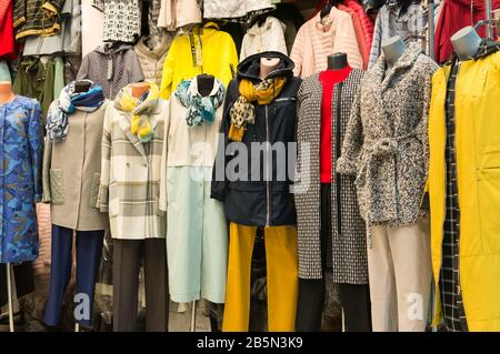 St. Petersburg, Russland - 08.13.2019: Moderne Damenoberbekleidung und -Hose auf Mannequins in einem Einkaufszentrum. Stockfoto