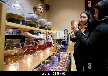 Vancouver, Kanada. März 2020. Während des sechsten jährlichen Vancouver Tea Festivals in Vancouver, Kanada, am 8. März 2020, Kosten die Menschen verschiedene Teesorten. Das Vancouver Tea Festival kehrte dieses Wochenende für das sechste Jahr zurück, mit Teeherstellern, Kennern und Verkäufern, die verschiedene Teesorten aus der ganzen Welt ausstellen. Kredit: Liang Sen/Xinhua/Alamy Live News Stockfoto