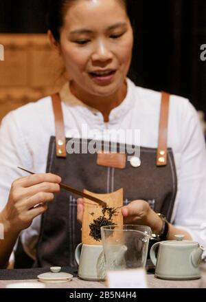 Vancouver, Kanada. März 2020. Ein Aussteller demonstriert die Teezubereitung während des sechsten jährlichen Vancouver Tea Festivals in Vancouver, Kanada, 8. März 2020. Das Vancouver Tea Festival kehrte dieses Wochenende für das sechste Jahr zurück, mit Teeherstellern, Kennern und Verkäufern, die verschiedene Teesorten aus der ganzen Welt ausstellen. Kredit: Liang Sen/Xinhua/Alamy Live News Stockfoto