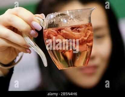 Vancouver, Kanada. März 2020. Ein Aussteller zeigt eine Tasse Rosen-Tee während des sechsten jährlichen Vancouver Tea Festivals in Vancouver, Kanada, 8. März 2020. Das Vancouver Tea Festival kehrte dieses Wochenende für das sechste Jahr zurück, mit Teeherstellern, Kennern und Verkäufern, die verschiedene Teesorten aus der ganzen Welt ausstellen. Kredit: Liang Sen/Xinhua/Alamy Live News Stockfoto