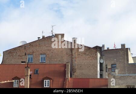 April 2018 Riga, Lettland. Dächer und Brandmauer eines Wohnhauses in der Stadt Strom in Riga. Stockfoto