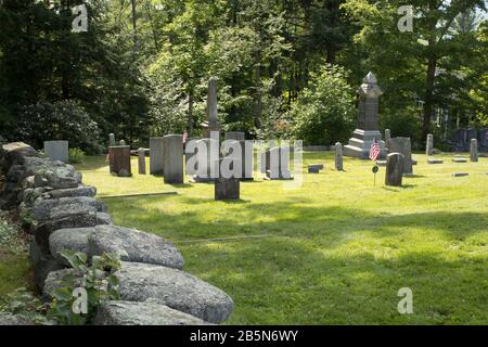 Old Burying Ground, Jaffrey Center, Jaffrey, NH. In der Nähe des alten Versammlungshauses mit Pferdeställen und Eines Roter Schulhauses. Schöne malerische Umgebung. Stockfoto