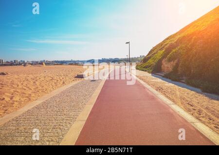 Promenade entlang des Meeres und des Atlantiks im Frühling. Schöne Bucht an einem sonnigen Tag. Blick auf die Stadt Porto am Horizont. Strand Douro Cabedelo, Portugal, Stockfoto