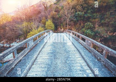 Brücke über den Fluss Deva bei La Hermida, Kantabrien, Spanien Stockfoto