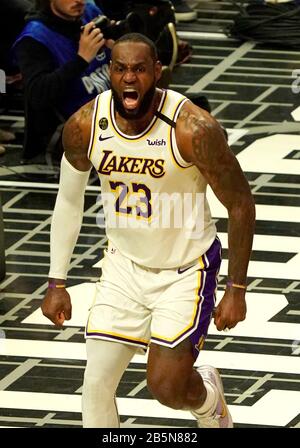 Los Angeles, Vereinigte Staaten. März 2020. Los Angeles Lakers Forward LeBron James lässt einen Schurken aus, nachdem er Los Angeles Clippers im Staples Center in Los Angeles am 8. März 2020 besiegt hat. Die Lakers besiegten die Clippers 112-93. Foto von Jon SooHoo/UPI Credit: UPI/Alamy Live News Stockfoto
