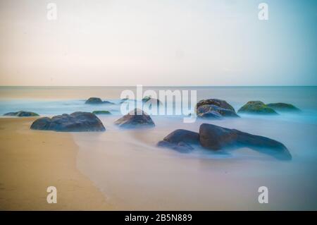 Die Ruhe der Felsen am Kovalam Beach in Südindien Stockfoto