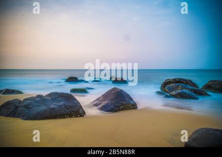 Die Ruhe der Felsen am Kovalam Beach in Südindien Stockfoto