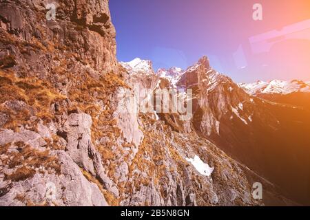 Silhouette der Berge am frühen Morgen. Blick auf die Berge im Herbst. Schöne Naturlandschaft Stockfoto