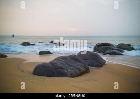 Die Ruhe der Felsen am Kovalam Beach in Südindien Stockfoto