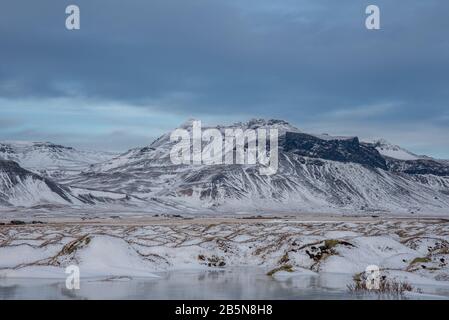 Eislandschaft mit schneebedeckten Bergen in Island Stockfoto