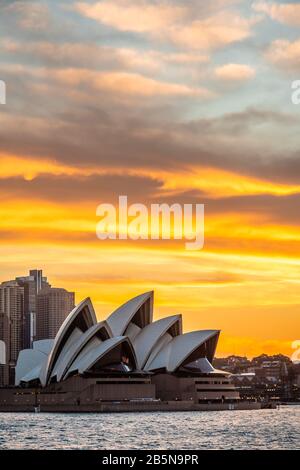 Sydney, Australien - 23. 10 2018: Das Opernhaus in goldenem Sonnenuntergang Stockfoto