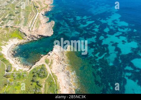 Luftdrone mit Blick auf die felsige Küste und das Meer. Malta Stockfoto