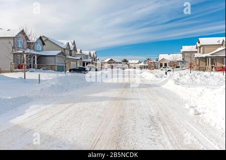 Vorstadtviertel nach dem Schneesturm Stockfoto
