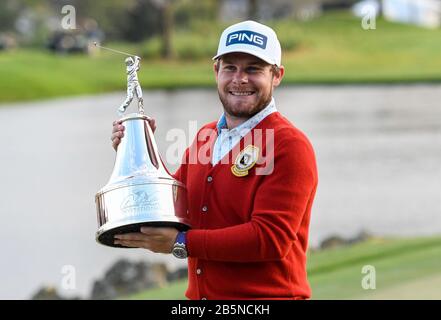 Orlando, FL, USA. März 2020. Tyrrell Hatton aus England posiert mit der Trophäe, nachdem er das von Mastercard überreichte Arnold Palmer Invitational gewonnen hat, das im Arnold Palmer's Bay Hill Club & Lodge in Orlando, Florida, veranstaltet wird. Romeo T Guzman/CSM/Alamy Live News Stockfoto