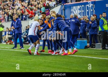 HARRISON, NEW JERSEY, EUA. März 2020. Julie Ertz aus den Vereinigten Staaten feiert ihr Tor während eines Spiels gegen Spanien, das für den She Glaubt Cup in der Red Bull Arena in Harrison, New Jersey an diesem Sonntag, 08. Gültig ist. Gutschrift: Vanessa Carvalho/ZUMA Wire/Alamy Live News Stockfoto