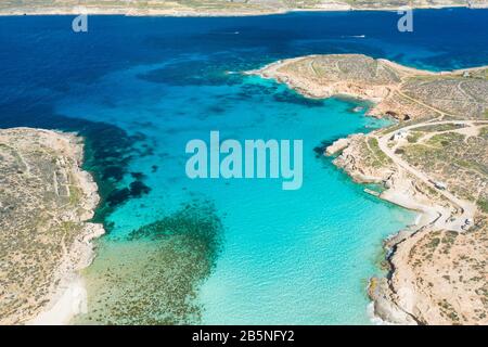 Luftdruckfoto - Die berühmte Blaue Lagune im Mittelmeer. Insel Comino, Malta. Stockfoto