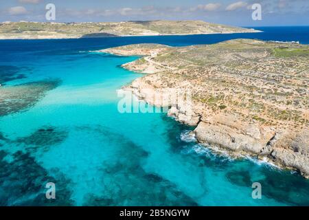 Luftdruckfoto - Die berühmte Blaue Lagune im Mittelmeer. Insel Comino, Malta. Stockfoto