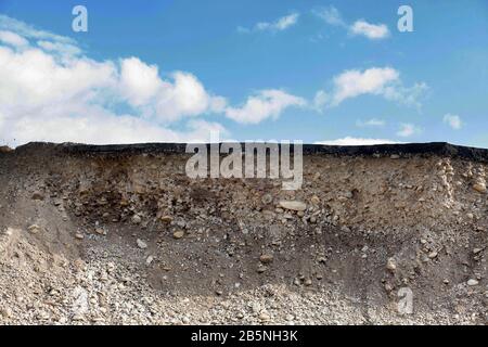 Querschnitt der Asphaltstraße mit blauem Himmelshintergrund Stockfoto