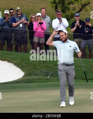 Orlando, Vereinigte Staaten. März 2020. März 2020 - Orlando, Florida, Vereinigte Staaten - Tyrrell Hatton aus England gibt der Menge seinen Hut, nachdem er das Arnold Palmer Invitational Golfturnier im Bay Hill Club & Lodge am 8. März 2020 in Orlando, Florida gewonnen hat. Dies war Hattons erster Sieg bei der PGA Tour. Credit: Paul Hennessy/Alamy Live News Stockfoto