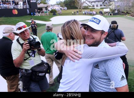 Orlando, Vereinigte Staaten. März 2020. 8. März 2020 - Orlando, Florida, Vereinigte Staaten - Tyrrell Hatton aus England schließt Trainer Laura Hunt ein, nachdem er das Arnold Palmer Invitational Golfturnier im Bay Hill Club & Lodge am 8. März 2020 in Orlando, Florida gewonnen hat. Dies war Hattons erster Sieg bei der PGA Tour. Credit: Paul Hennessy/Alamy Live News Stockfoto