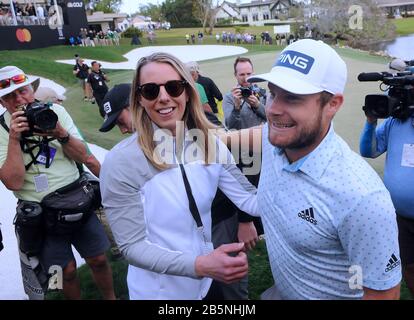 Orlando, Vereinigte Staaten. März 2020. 8. März 2020 - Orlando, Florida, Vereinigte Staaten - Tyrrell Hatton aus England schließt Trainer Laura Hunt ein, nachdem er das Arnold Palmer Invitational Golfturnier im Bay Hill Club & Lodge am 8. März 2020 in Orlando, Florida gewonnen hat. Dies war Hattons erster Sieg bei der PGA Tour. Credit: Paul Hennessy/Alamy Live News Stockfoto