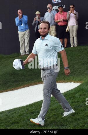 Orlando, Vereinigte Staaten. März 2020. März 2020 - Orlando, Florida, Vereinigte Staaten - Tyrrell Hatton aus England kommt an, um die Meisterschaftstrophäe anzunehmen, nachdem er das Arnold Palmer Invitational Golfturnier im Bay Hill Club & Lodge am 8. März 2020 in Orlando, Florida gewonnen hat. Dies war Hattons erster Sieg bei der PGA Tour. Credit: Paul Hennessy/Alamy Live News Stockfoto