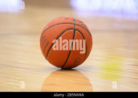 Hamilton, New York, USA. März 2020. Allgemeine Ansicht eines Basketballs auf dem Platz vor einem NCAA-College-Basketballspiel zwischen den Lafayette Leopards und den Colgate Raiders in der Halbfinalrunde des Turniers Patriot League menÕs, Mittwoch, März, 8. März 2020, am Cotterell Court in Hamilton, New York. Colgate gewann 89-64. Rich Barnes/CSM/Alamy Live News Stockfoto