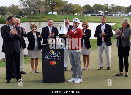 Orlando, Vereinigte Staaten. März 2020. März 2020 - Orlando, Florida, Vereinigte Staaten - Tyrrell Hatton aus England hält die Meisterschaftstrophäe, nachdem er am 8. März 2020 in Orlando, Florida, das Arnold Palmer Invitational Golfturnier im Bay Hill Club & Lodge gewonnen hat. Dies war Hattons erster Sieg bei der PGA Tour. Credit: Paul Hennessy/Alamy Live News Stockfoto