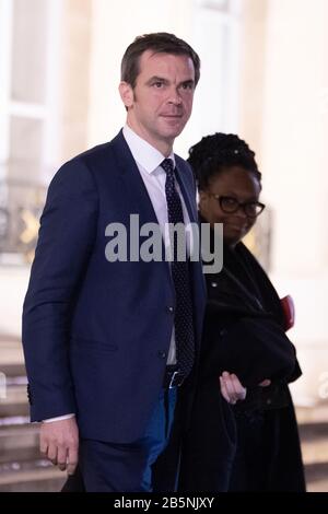 (200308) -- PARIS, 8. März 2020 (Xinhua) -- der französische Gesundheitsminister Olivier Veran (Front) verlässt nach einem Treffen im Elysee-Palast in Paris, Frankreich, 8. März 2020. Frankreich, wo mehr als 1.000 positive Fälle von Coronavirus festgestellt wurden, würde ein vorübergehendes Verbot für öffentliche Versammlungen von mehr als 1.000 Menschen zur Eindämmung des Ausbruchs setzen, kündigte Gesundheitsminister Olivier Veran am Sonntag an. (Jack Chan/Handout über Xinhua) Stockfoto