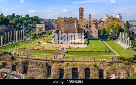 Antike römische Gebäude, 5 vertikale Bilder Panorama des Tempels der Venus und Roma, auf dem Velian Hügel, Forum Romanum, Forum Romanum, Forum Romanum, Rom, Italien. Stockfoto