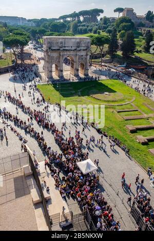 Übertourismus, Massentourismus, Touristenlinien, die darauf warten, Eintrittskarten zum Kolosseum, Kolosseum, Flavian Amphitheater, Forum Romanum, Rom, Ital zu kaufen Stockfoto