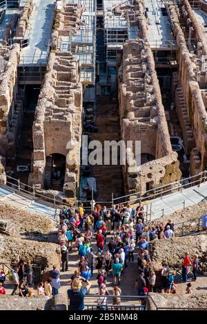 Gebäude des antiken Roms, Übertourismus, Massentourismus, Touristenmassen, die das Kolosseum, das Kolosseum, das Flavianische Amphitheater, das Forum Romanum, Rom, Italien Stockfoto