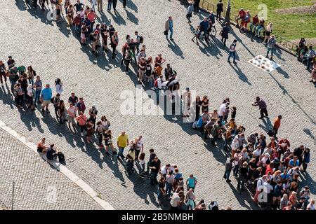 Übertourismus, Massentourismus, Touristenlinien, die darauf warten, Eintrittskarten zum Kolosseum, Kolosseum, Flavian Amphitheater, Forum Romanum, Rom, Ital zu kaufen Stockfoto