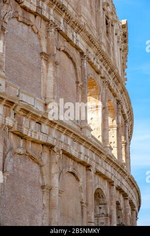 Gebäude des antiken Roms, Außenansicht der Säulen des Kolosseums, Architektur des Kolosseums, Flavisches Amphitheater, Forum Romanum, Rom, Italien Stockfoto
