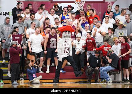 Hamilton, New York, USA. März 2020. Das Maskottchen Colgate Raiders tritt in der ersten Hälfte eines NCAA College-Basketballspiels in der Halbfinalrunde des Turniers Patriot League menÕs am Mittwoch, 8. März 2020, am Cotterell Court in Hamilton, New York gegen die Lafayette Leopards auf. Colgate gewann 89-64. Rich Barnes/CSM/Alamy Live News Stockfoto