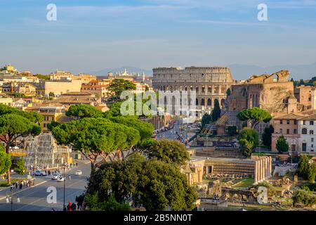 Antike römische Gebäude, goldene Stunde Außenansicht des Kolosseums, Kolosseum, Flavisches Amphitheater, Forum Romanum, Rom, Italien Stockfoto
