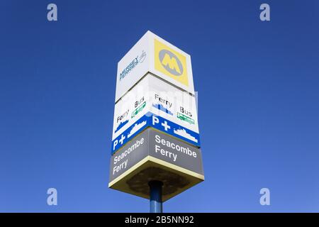 Wegweiser zum Fährhafen von Seacombe, Wallasey Stockfoto